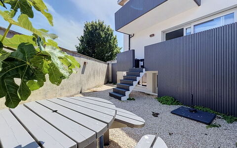 Wanderlust Belgium with Parking: Kompositmateriale, Skygge, Have, Beton, Landscaping, Backyard, Gård, Altan, Gårdsplads, Home Fencing