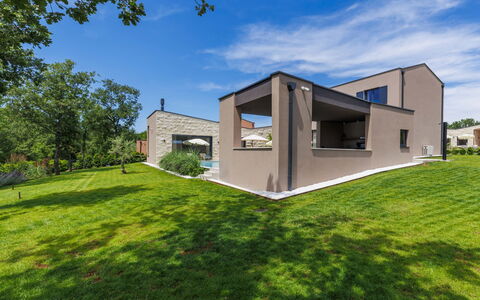 La Mari: Arkitektur, Hjem, Facade, Boligområde, Hus, Tag, Estate, Have, Landscaping, Sommerhus