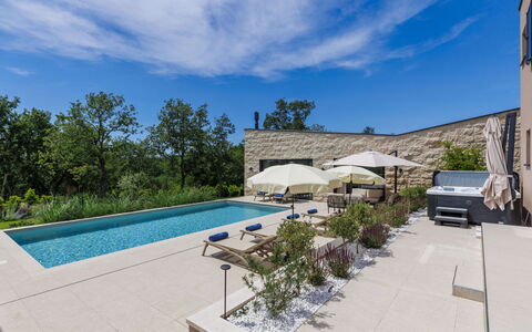 La Mari: Svømmepøl, Kompositmateriale, Estate, Have, Flise, Skygge, Landscaping, Beton, Gårdsplads, Villa