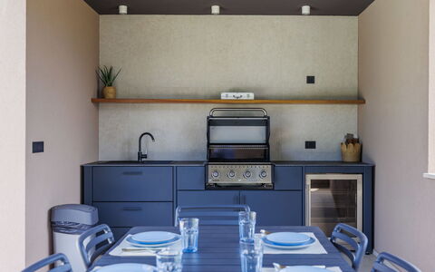 La Mari: Køkken, Indretning, Møbel, Countertop, Køkken Apparat, Træ, Gulvbelægning, Cabinetry, Belysning, Komfur