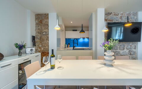 Villa Majestic: Møbel, Indretning, Køkken, Gulvbelægning, Væg, Countertop, Lysarmatur, Loft, Træ, Etage