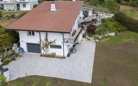 Ostendaise: Hus, Boligområde, Hjem, Tag, Sommerhus, Estate, Indkørsel, Forstad, Hældning, Have