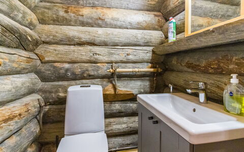 Mäkikelo: Træ, Gulvbelægning, Toiletbræt, Sanitærarmatur, Etage, Toilet, Badeværelse, Vvs, Loft, Håndvask