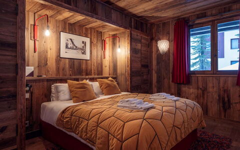 Chalet Genepy: Soveværelse, Træ, Indretning, Seng, Sengetøj, Sengetøj, Loft, Belysning, Bed Frame, Gulvbelægning