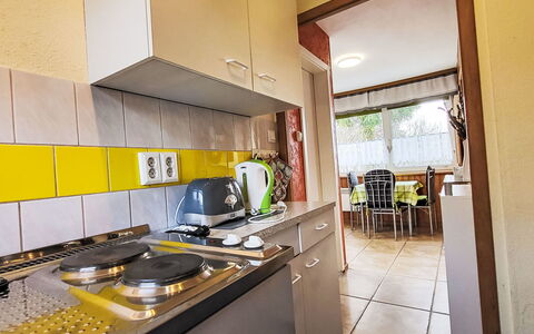 Bungalow am Grienericksee: Køkken, Større Bandage, Countertop, Køkken Apparat, Køkkenvask, Indretning, Gulvbelægning, Lejlighed, Etage, Komfur