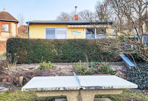 Bungalow am Grienericksee: Busk, Bunddække, Have, Skygge, Hæk, Backyard, Gård, Landscaping, Udendørs Bench, Indkørsel