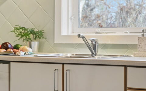 Ansberga - 3.2Km to the Fjord: Køkken, Countertop, Indretning, Køkken Apparat, Hjem, Cabinetry, Møbel, Køkkenvask, Stueplante, Gulvbelægning