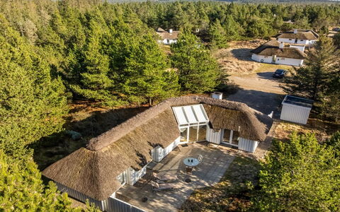 Udder - 1.3Km from the Sea: Møbel, Indretning, Træ, Loft, Gulvbelægning, Etage, Trægulve, Køkken & Spisebord, Bord, Lysarmatur