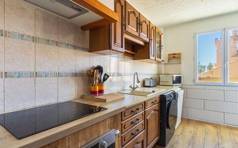 Marius Bondil: Køkken, Countertop, Cabinetry, Træ, Gulvbelægning, Større Bandage, Møbel, Køkken Apparat, Indretning, Etage