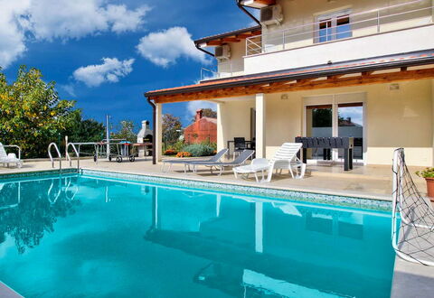 Mare: Svømmepøl, Blå, Udvej, Boligområde, Udendørs Møbler, Kompositmateriale, Eco Hotel, Fritid, Skygge, Villa