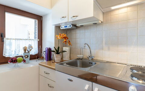 Lovran 325: Countertop, Køkken, Køkken Apparat, Køkkenvask, Cabinetry, Sanitærarmatur, Håndvask, Større Bandage, Indretning, Tap