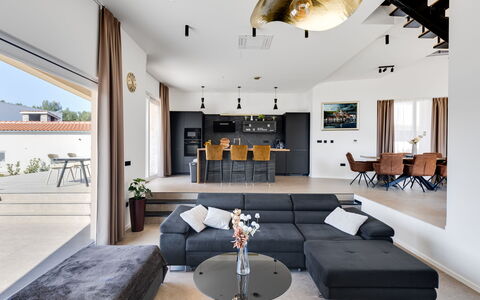 Nikoleta: Møbel, Indretning, Gulvbelægning, Couch, Væg, Etage, Loft, Træ, Stue, Hjem