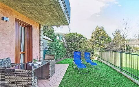 Parma House: Altan, Hjem, Have, Lejlighed, Landscaping, Gård, Backyard, Skygge, Estate, Lawn