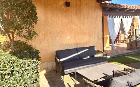 Villetta Rosa: Facade, Tag, Solenergi, Skygge, Solenergi, Skur, Sidespor