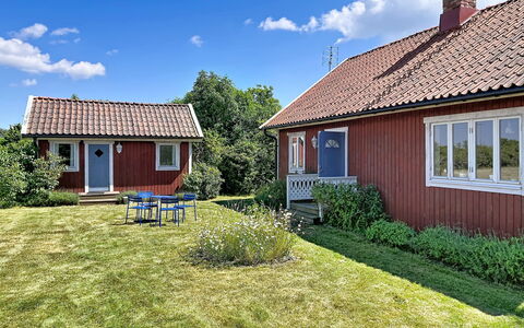 Villa Alvaret: Græs, Bygning, Hus, Tag, Hjem, Busk, Sommerhus, Boligområde, Arkitektur