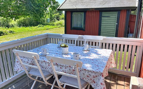Villa Alvaret: Møbel, Træ, Bord, Udendørs Møbler, Stol, Udendørs Bord, Veranda, Dæk, Sommerhus, Backyard