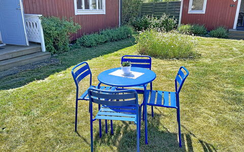 Villa Alvaret: Blå, Møbel, Udendørs Møbler, Stol, Udendørs Bord, Have, Lawn, Backyard, Skygge, Gård