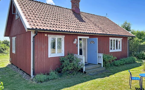 Villa Alvaret: Hus, Vindue, Bygning, Tag, Græs, Træ, Hjem, Sommerhus, Busk