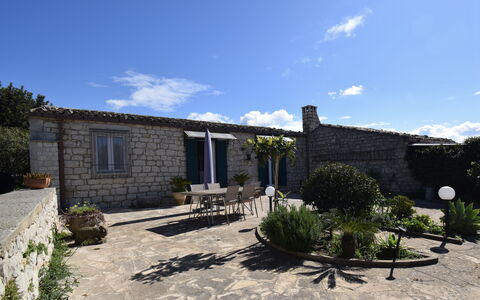 Villa Il Carato, Private Pool, Modica: Hjem, Dør, Blomsterkrukke, Sommerhus, Have, Flise, Stueplante, Landscaping, Stenmur, Estate