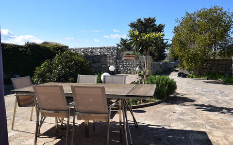 Villa Il Carato, Private Pool, Modica: Møbel, Udendørs Møbler, Bord, Stol, Udendørs Bord, Skygge, Flise, Have, Køkken & Spisebord, Blomsterkrukke