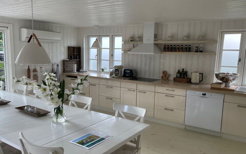 Har - 685M from the Sea: Møbel, Gulvbelægning, Indretning, Køkken, Træ, Etage, Countertop, Cabinetry, Loft, Trægulve