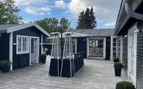 Har - 685M from the Sea: Tag, Hjem, Udendørs Møbler, Dør, Skygge, Udendørs Bord, Veranda, Sidespor, Blomsterkrukke, Sommerhus