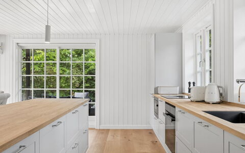 Har - 685M from the Sea: Gulvbelægning, Træ, Køkken, Countertop, Etage, Indretning, Cabinetry, Loft, Møbel, Trægulve