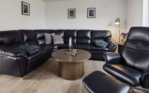Milan - 20Km from the Sea: Møbel, Indretning, Gulvbelægning, Etage, Træ, Couch, Stue, Trægulve, Værelse, Hjem