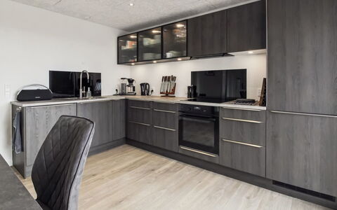 Milan - 20Km from the Sea: Gulvbelægning, Træ, Loft, Indretning, Etage, Møbel, Cabinetry, Countertop, Køkken, Lejlighed