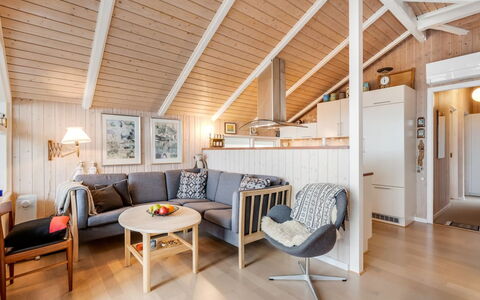 Fritza - 400M from the Sea: Træ, Indretning, Loft, Gulvbelægning, Etage, Møbel, Hjem, Værelse, Stue, Trægulve