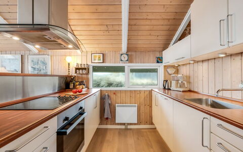 Fritza - 400M from the Sea: Træ, Køkken, Gulvbelægning, Indretning, Countertop, Etage, Loft, Større Bandage, Køkken Apparat, Bejdse