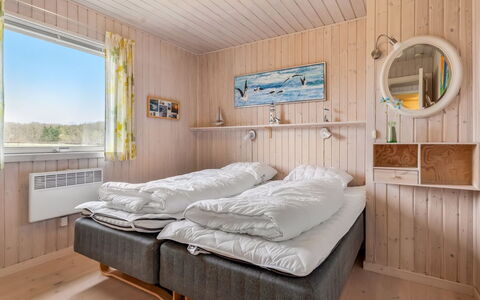 Danail - 250M from the Sea: Træ, Soveværelse, Møbel, Seng, Indretning, Sengetøj, Sengetøj, Bed Frame, Loft, Værelse