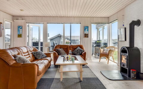 Danail - 250M from the Sea: Træ, Hjem, Møbel, Trægulve, Stue, Hårdttræ, Couch, Stol, Bejdse