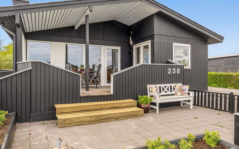 Danail - 250M from the Sea: Træ, Sidespor, Tag, Hjem, Veranda, Sommerhus, Dæk, Planke, Hårdttræ, Skygge