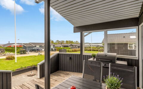 Danail - 250M from the Sea: Tag, Hus, Hjem, Sommerhus, Dør, Sidespor, Dæk, Veranda, Planke, Hårdttræ