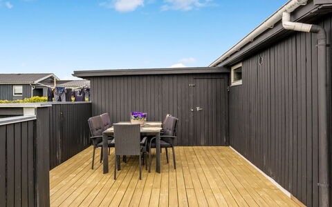 Danail - 250M from the Sea: Tag, Hus, Hjem, Sommerhus, Dør, Sidespor, Dæk, Veranda, Planke, Hårdttræ