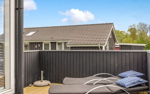 Danail - 250M from the Sea: Tag, Hus, Hjem, Sommerhus, Dør, Sidespor, Dæk, Veranda, Planke, Hårdttræ