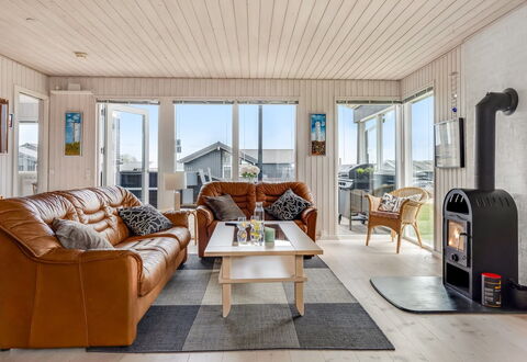 Danail - 250M from the Sea: Træ, Hjem, Møbel, Trægulve, Stue, Hårdttræ, Couch, Stol, Bejdse