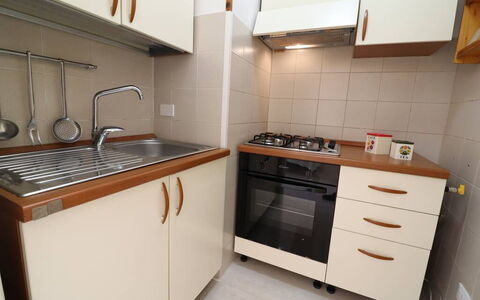Alice: Køkken, Cabinetry, Køkken Apparat, Countertop, Større Bandage, Træ, Gulvbelægning, Køkkenvask, Skuffe, Komfur