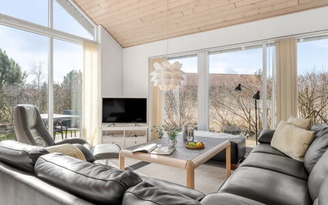 Safina - 1Km from the Sea: Indretning, Træ, Couch, Gulvbelægning, Loft, Møbel, Stue, Etage, Trægulve, Hjem