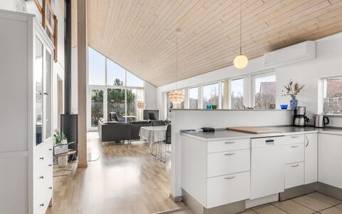 Safina - 1Km from the Sea: Indretning, Gulvbelægning, Møbel, Træ, Loft, Etage, Trægulve, Lysarmatur, Køkken, Countertop