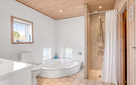 Safina - 1Km from the Sea: Gulvbelægning, Indretning, Sanitærarmatur, Etage, Træ, Loft, Badeværelse, Vvs, Belysning, Værelse