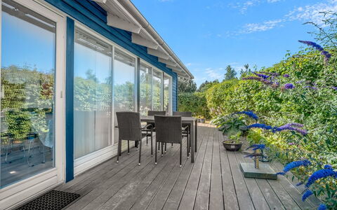 Safina - 1Km from the Sea: Træ, Veranda, Dæk, Trægulve, Hårdttræ, Skygge, Eco Hotel, Udendørs Møbler, Stol, Altan