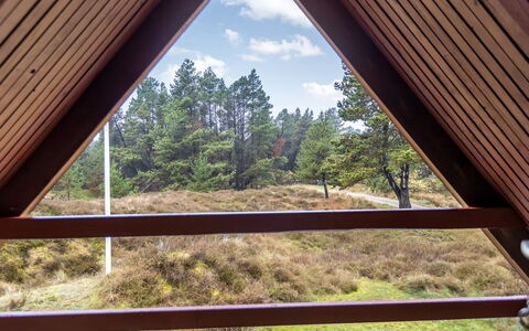 Evelyn - 2.8Km from the Sea: Møbel, Træ, Indretning, Gulvbelægning, Etage, Stol, Værelse, Loft, Stue, Lejlighed