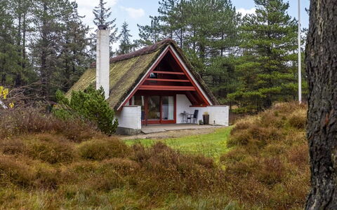Evelyn - 2.8Km from the Sea: Møbel, Træ, Indretning, Gulvbelægning, Etage, Stol, Værelse, Loft, Stue, Lejlighed