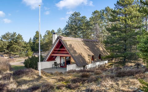 Evelyn - 2.8Km from the Sea: Møbel, Træ, Indretning, Gulvbelægning, Etage, Stol, Værelse, Loft, Stue, Lejlighed