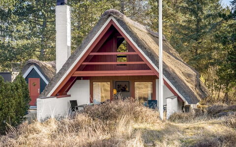 Evelyn - 2.8Km from the Sea: Møbel, Træ, Indretning, Gulvbelægning, Etage, Stol, Værelse, Loft, Stue, Lejlighed