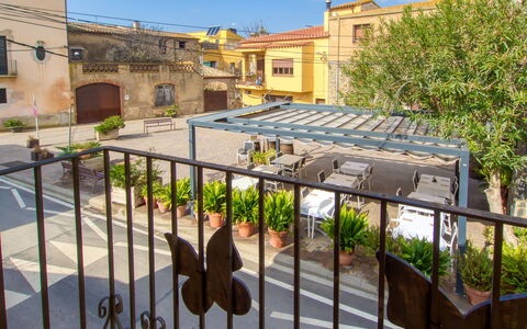 Ca L'Andreu: Væg, Blomsterkrukke, Møbel, Urban Design, Altan, Udendørs Møbler, Lejlighed, Stueplante, Udendørs Bord