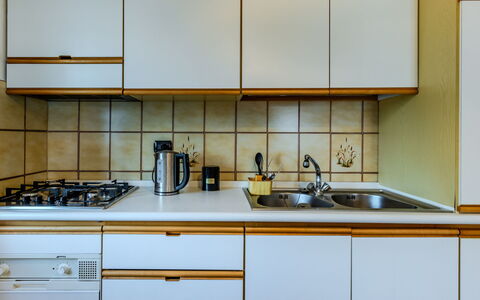 Lidia: Køkken, Køkken Apparat, Countertop, Større Bandage, Indretning, Træ, Cabinetry, Komfur, Køkkenvask, Komfur