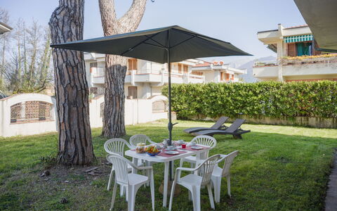 Grande Appartamento: Paraply, Skygge, Udendørs Møbler, Lawn, Have, Udendørs Bord, Stol, Landscaping, Gård, Eco Hotel